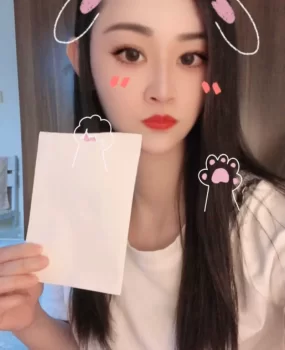 娇小妹子。