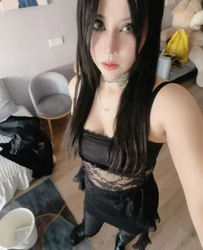 有玩具的妹子