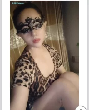 黑丝骚少妇