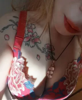 熟妇大奶纹身，瞒着老公出来兼职