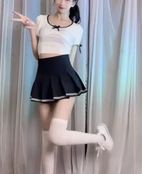 JK制服小嫩妹刚实习不久还挺斯文的其实很懂男人