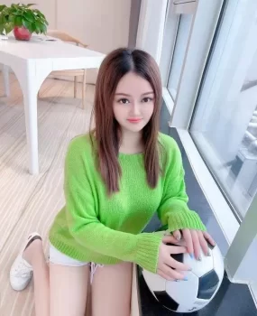 一个娇小型的大奶子，能湿吻无套口爆