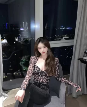 豹纹诱惑粉嫩胸挺拔舞蹈室跳舞妹子刚下海