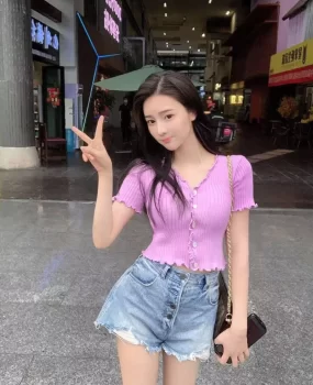 小小年级才二十出头叛逆00后玩得一手好肉丝会喷潮