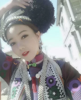 长得像热巴的傈僳族小美女