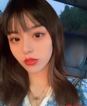 天津美女炮架子，直接干翻她，干到在床上抽搐！