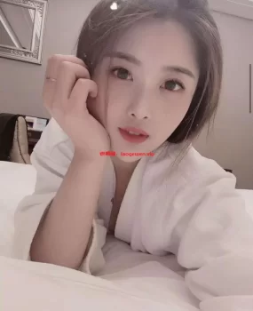 江干性感尤物，皮肤白皙嫩滑，粉嫩逼逼，夹的超紧